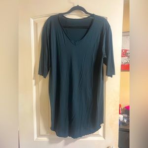 One Golden Thread Navy V Neck Tree T shirt size L